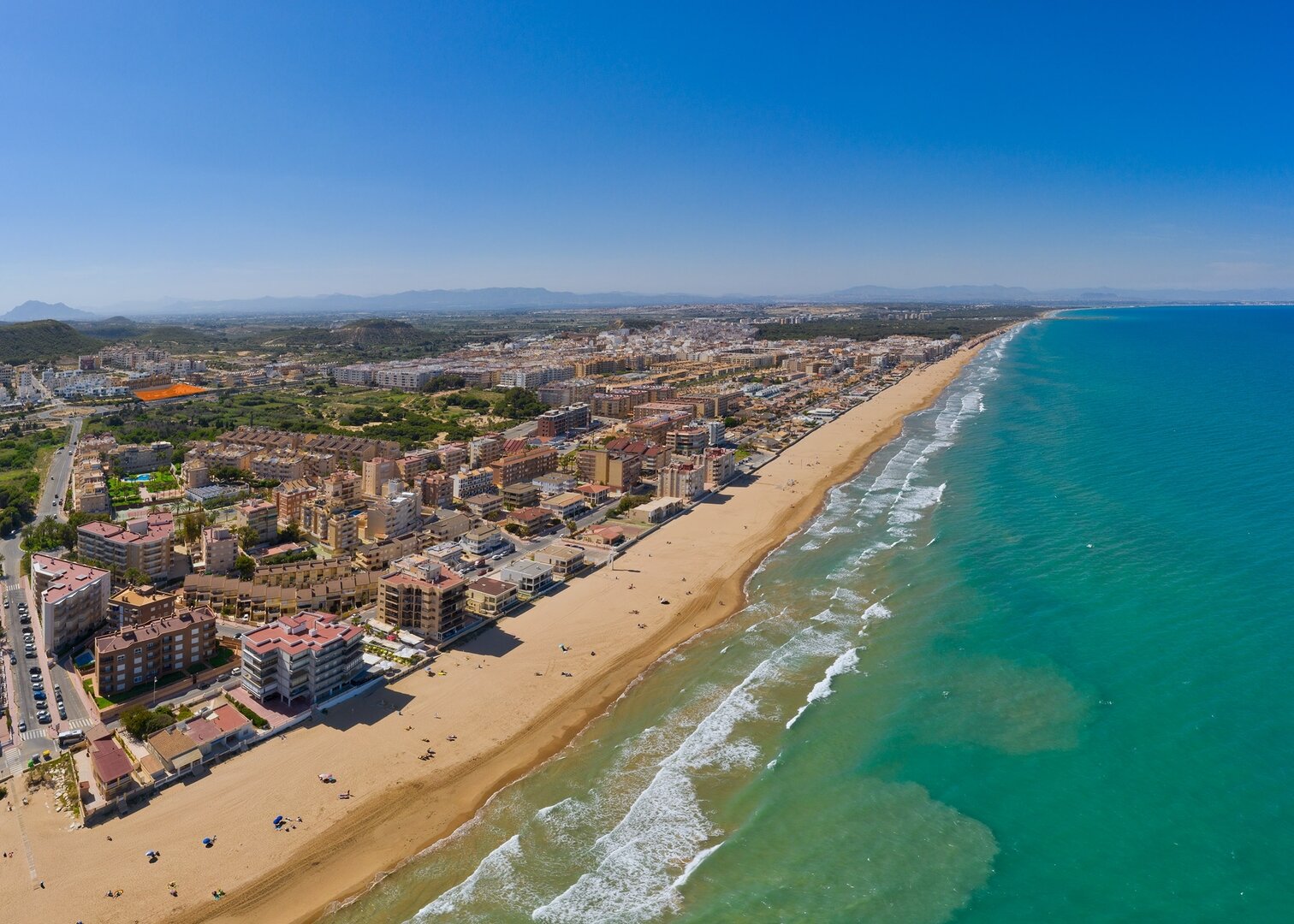 🏖️ Endless golden beach and turquoise waters of Guardamar
