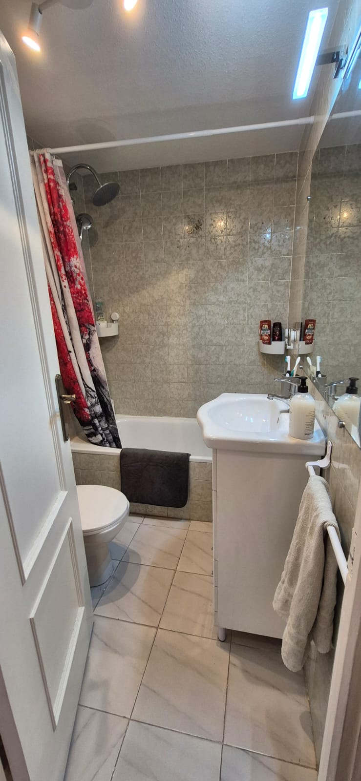 Bathroom with bathtub, shower and washbasin