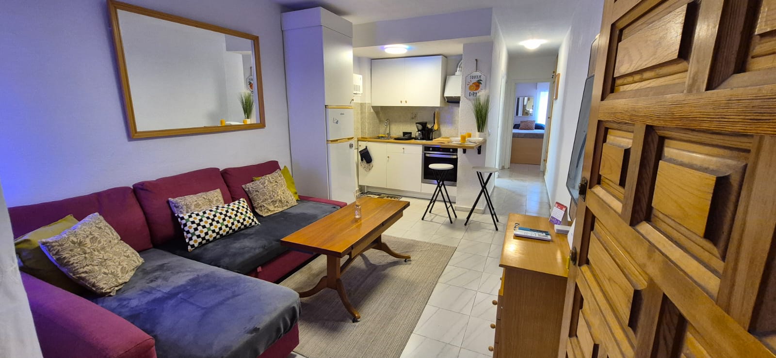 Living room with corner sofa, coffee table and open kitchen - Casa Guardamar